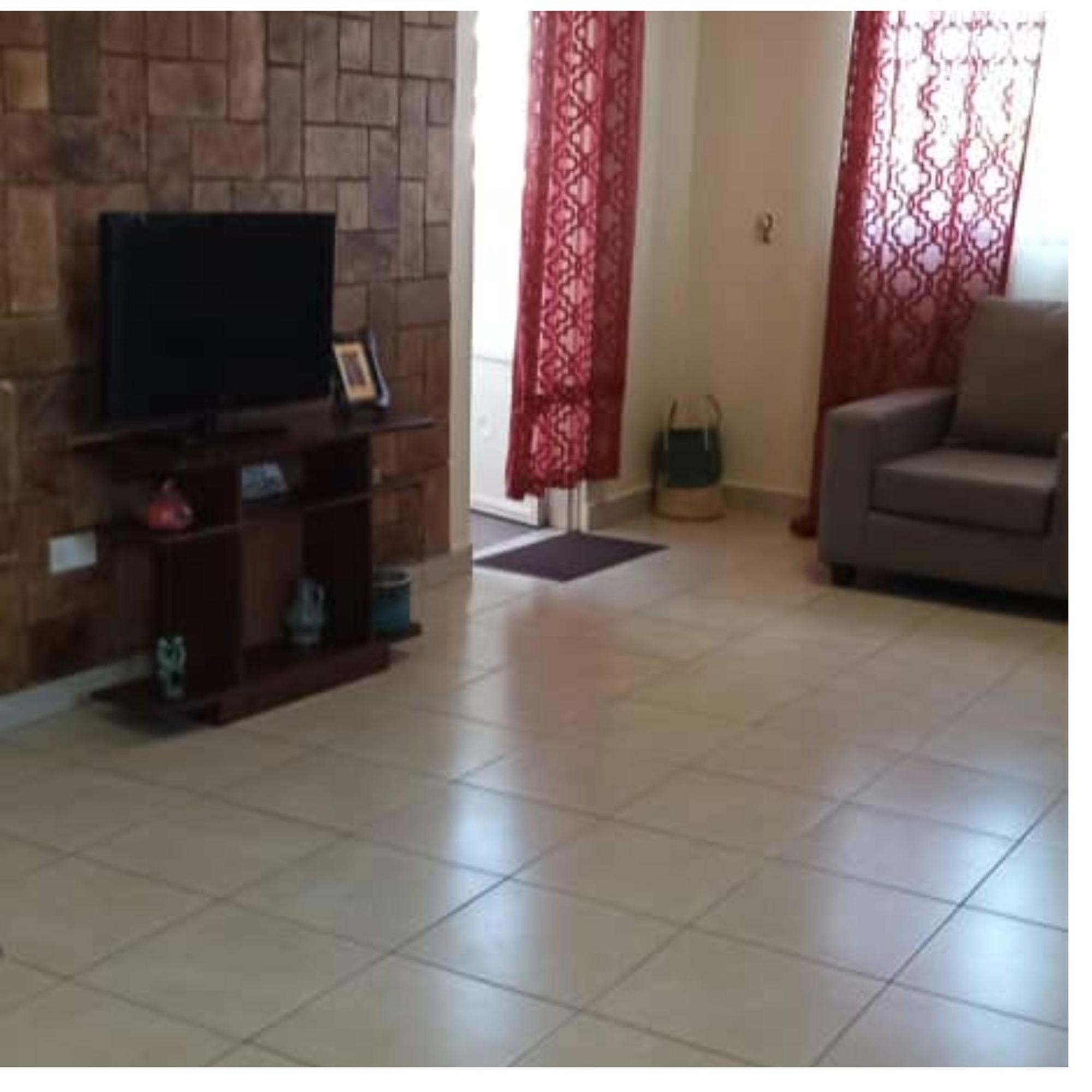 אנטבה The Abode Apartments Lake View & Breakfast Suite Near Beach מראה חיצוני תמונה