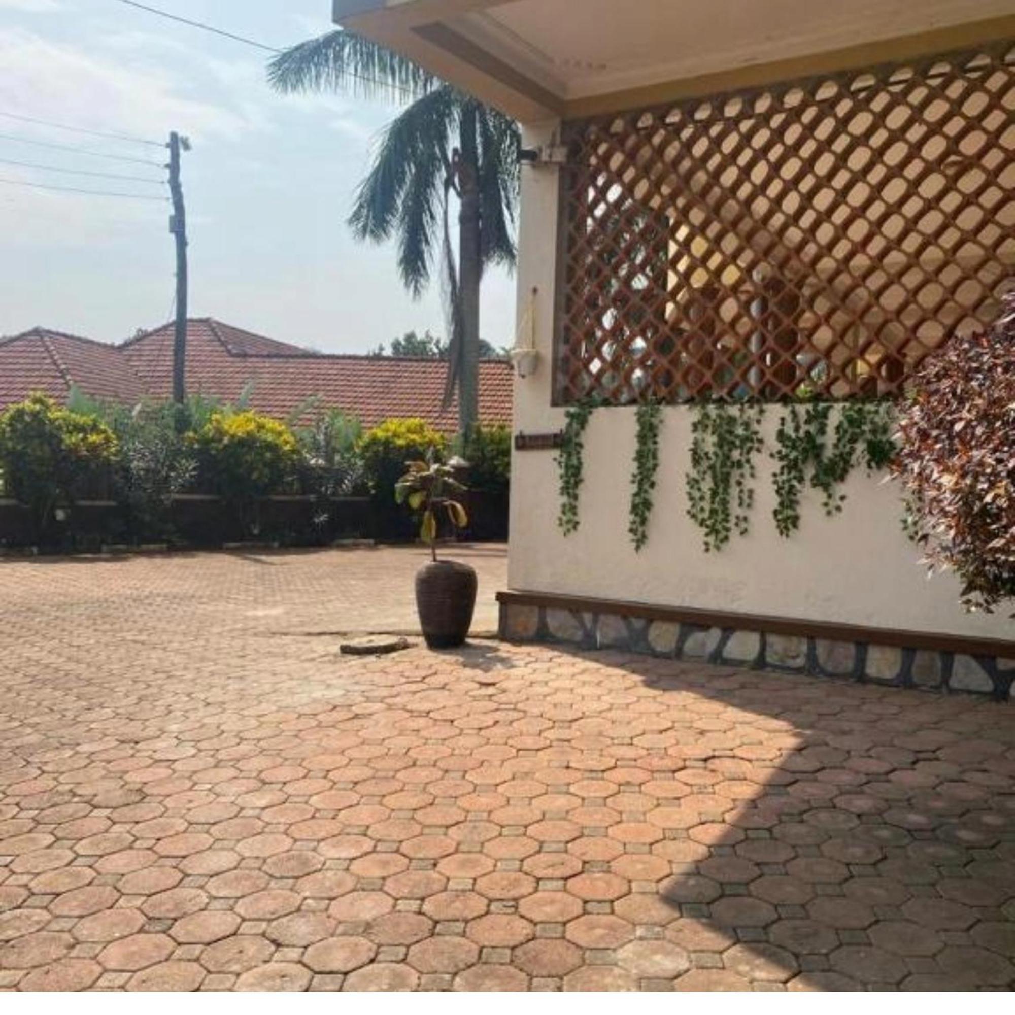 אנטבה The Abode Apartments Lake View & Breakfast Suite Near Beach מראה חיצוני תמונה