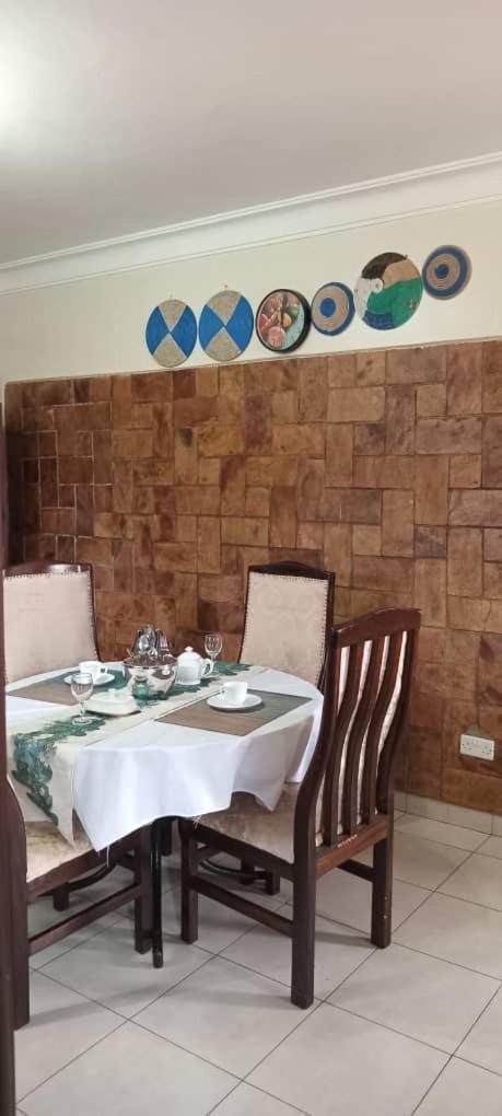 אנטבה The Abode Apartments Lake View & Breakfast Suite Near Beach מראה חיצוני תמונה