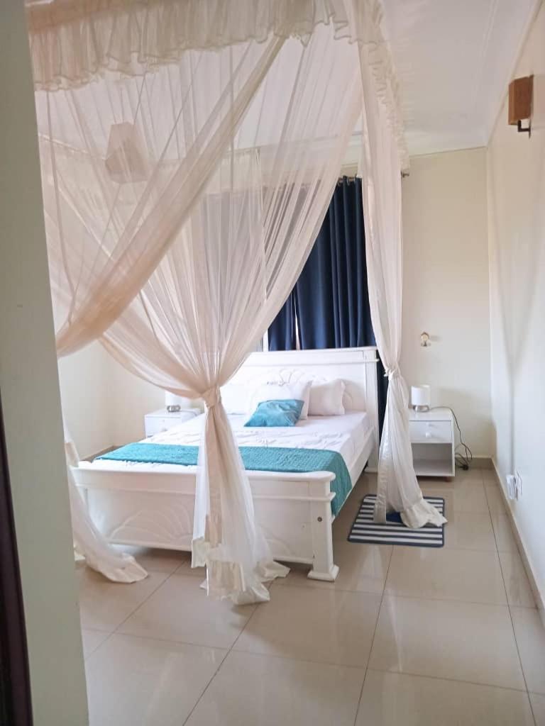 אנטבה The Abode Apartments Lake View & Breakfast Suite Near Beach מראה חיצוני תמונה
