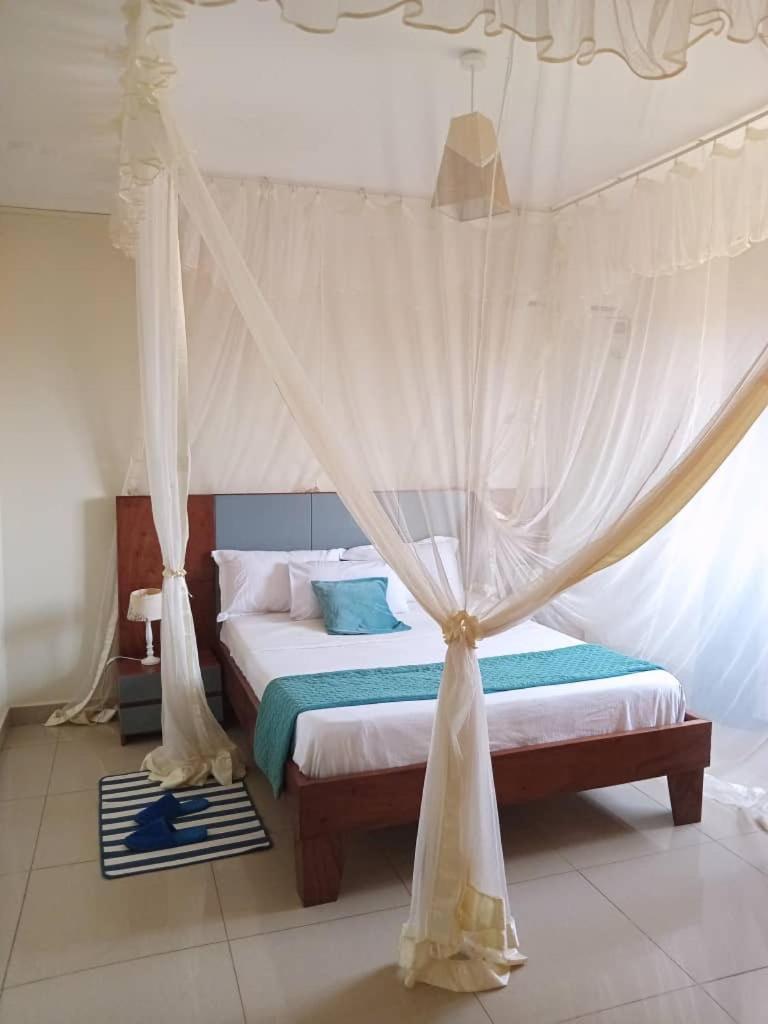 אנטבה The Abode Apartments Lake View & Breakfast Suite Near Beach מראה חיצוני תמונה