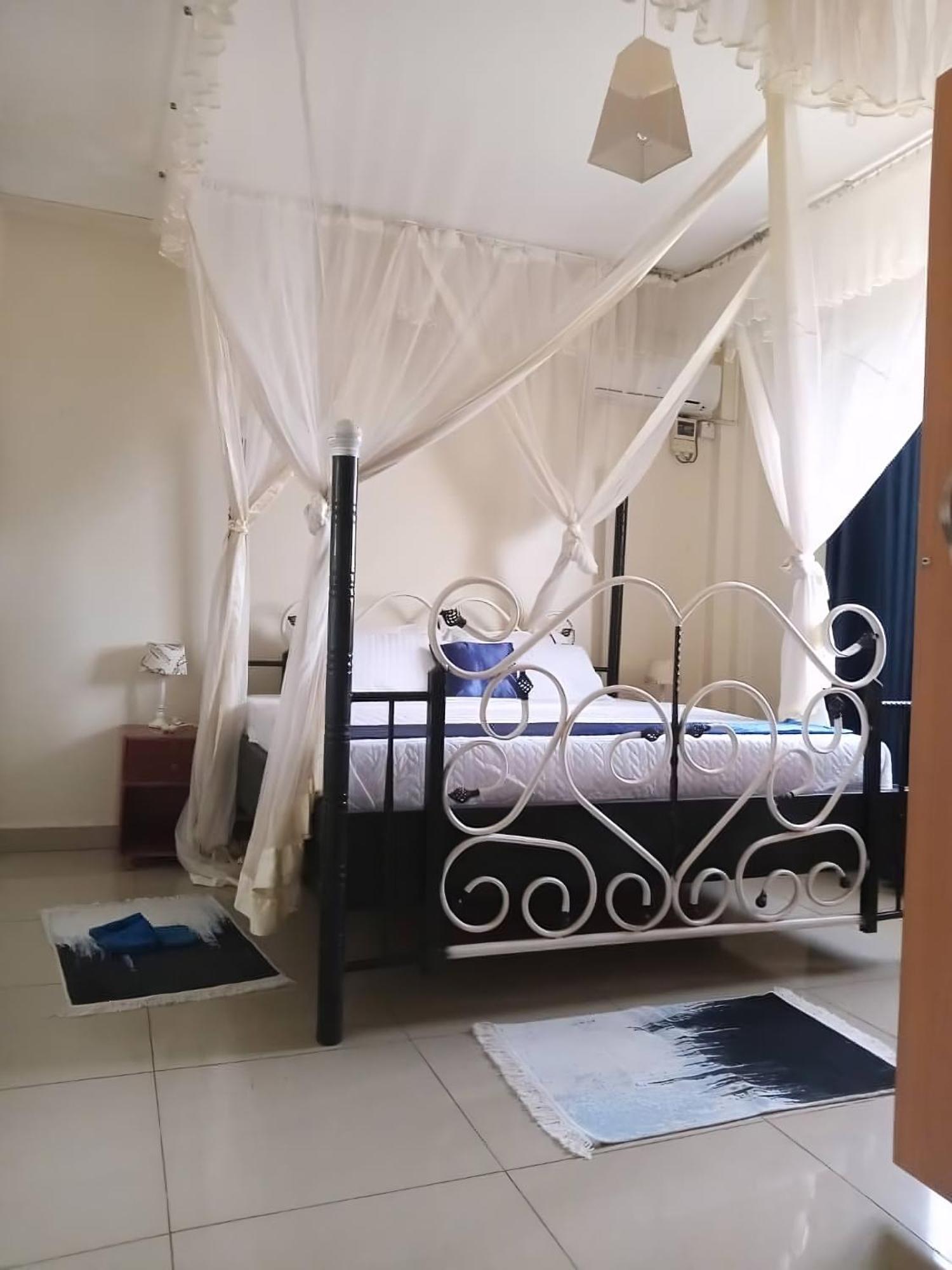 אנטבה The Abode Apartments Lake View & Breakfast Suite Near Beach מראה חיצוני תמונה