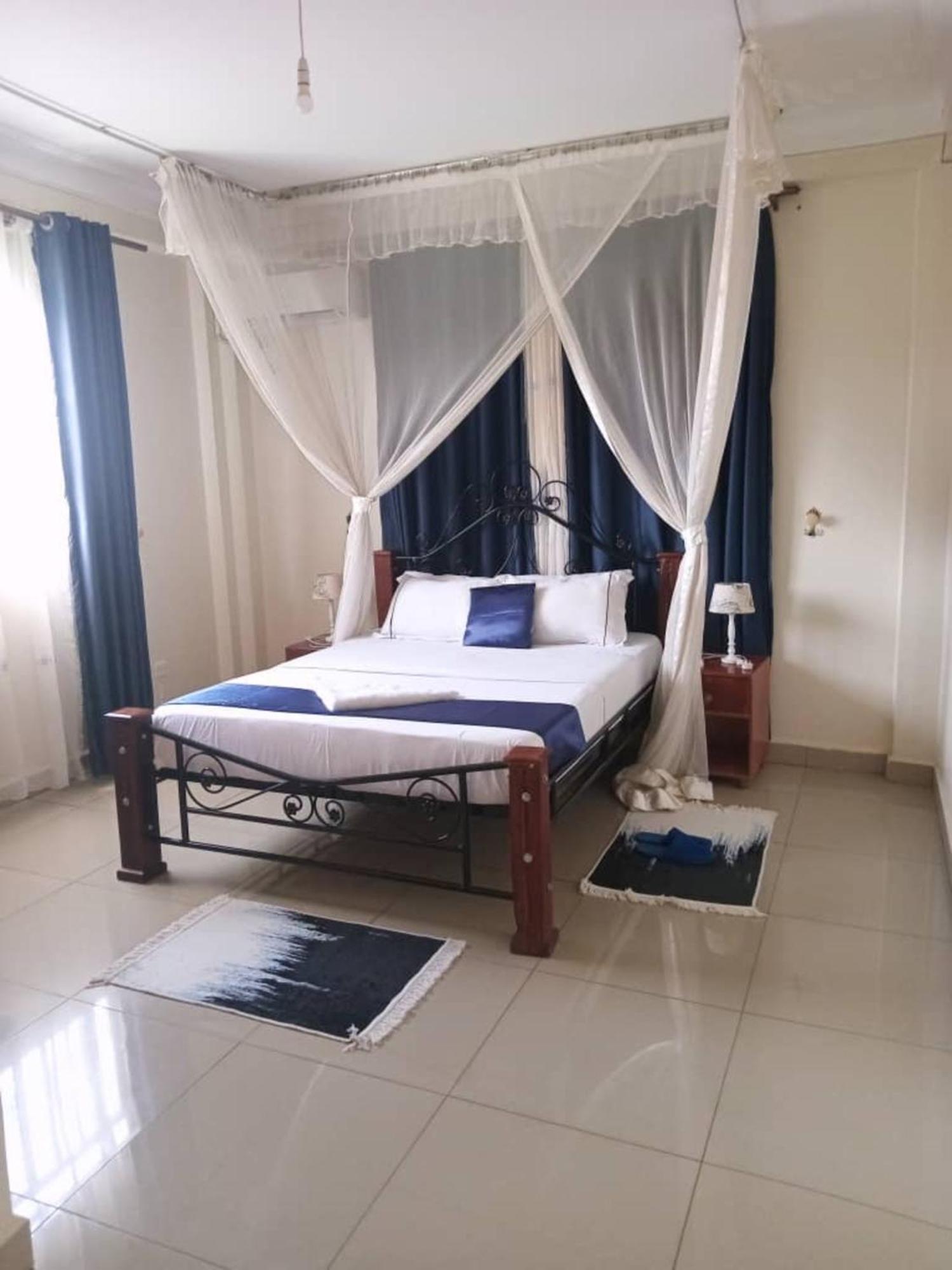 אנטבה The Abode Apartments Lake View & Breakfast Suite Near Beach מראה חיצוני תמונה